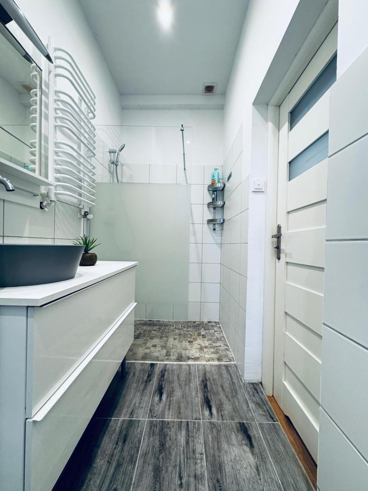 Appartement Modern 2br For 5 Prime Location